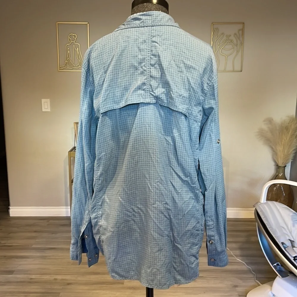 The North Face Mens Long Sleeve Button Down Shirt with Zipper Pocket Size Medium